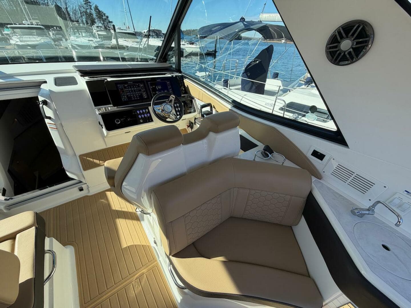 2023 Sea Ray 320 Outboard — photo 20