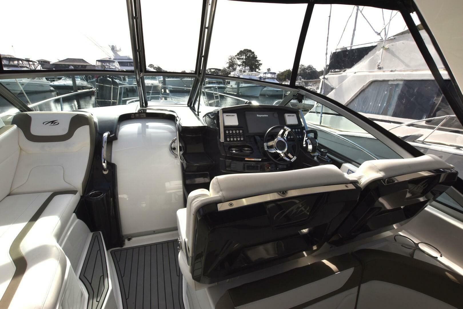 2017 Monterey 355 Sport Yacht — photo 10
