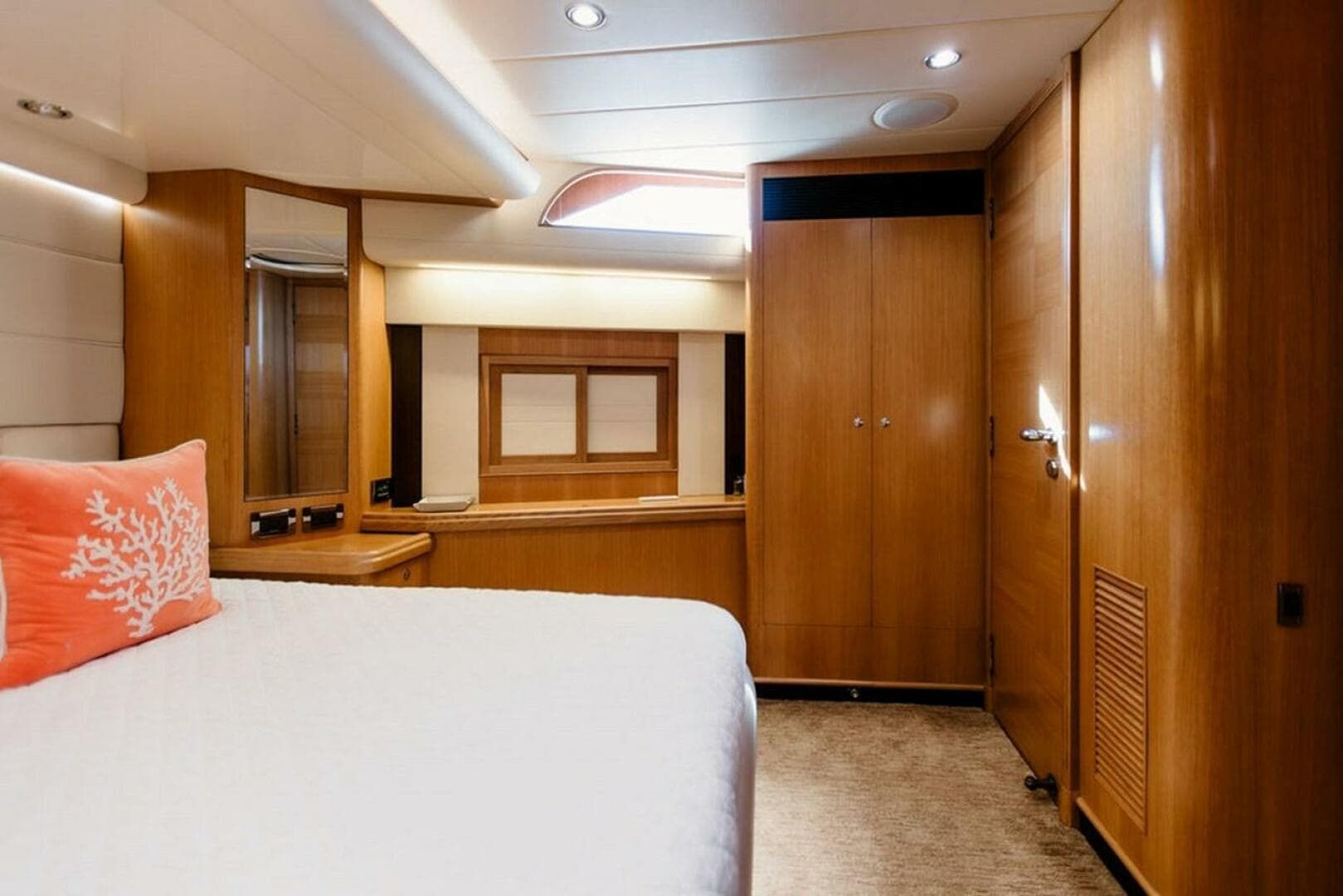 2010 Horizon Enclosed Pilothouse — photo 41