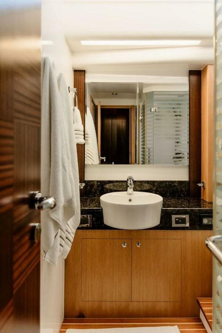 2010 Horizon Enclosed Pilothouse — photo 44