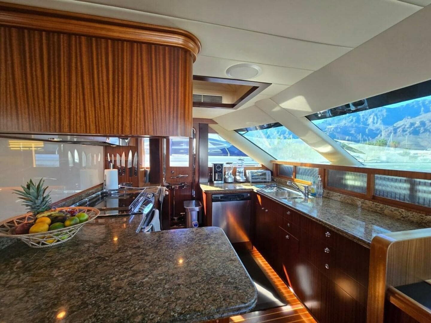 2010 Horizon Enclosed Pilothouse — photo 31