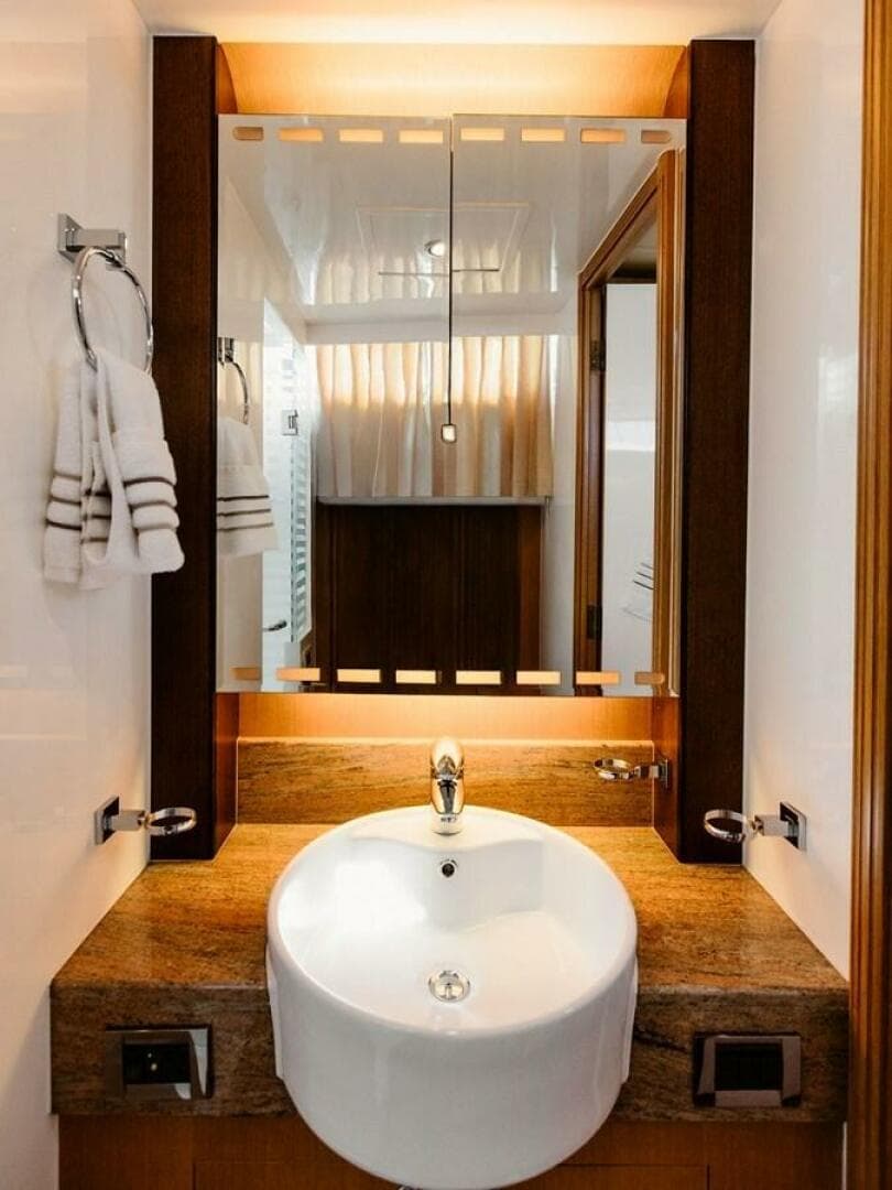 2010 Horizon Enclosed Pilothouse — photo 42