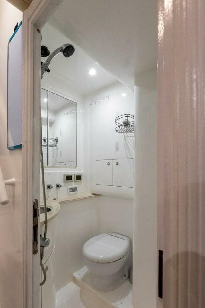 2010 Horizon Enclosed Pilothouse — photo 48