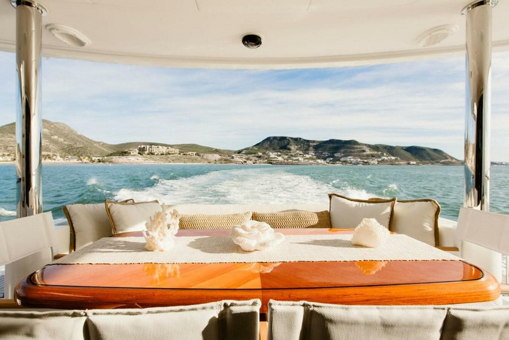 2010 Horizon Enclosed Pilothouse — photo 16