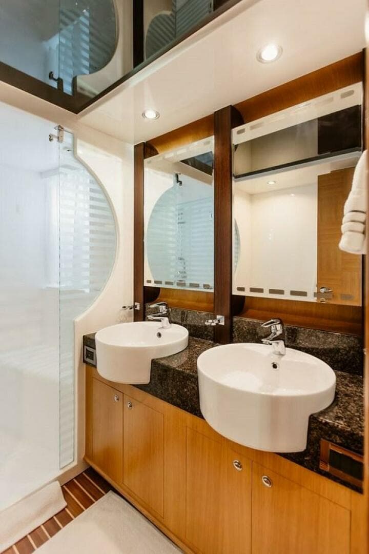 2010 Horizon Enclosed Pilothouse — photo 38