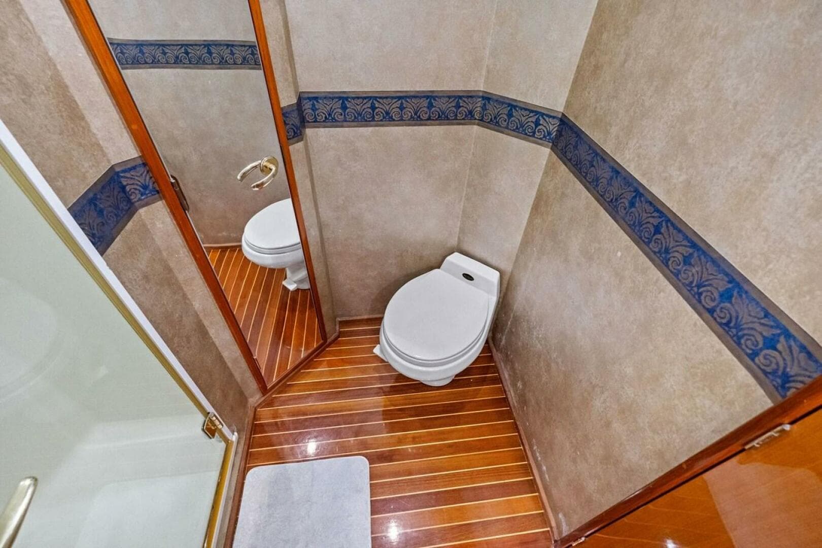 2001 Viking Sportfish — photo 34