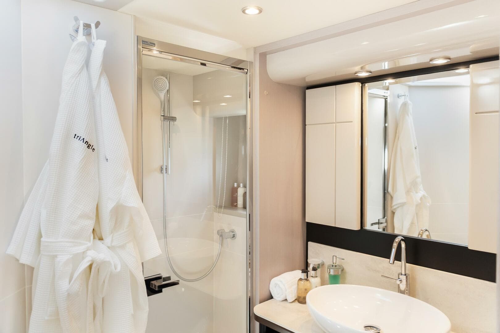 2019 Absolute 58 Fly — photo 31