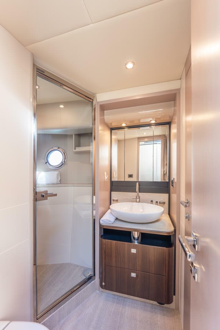 2019 Absolute 58 Fly — photo 17