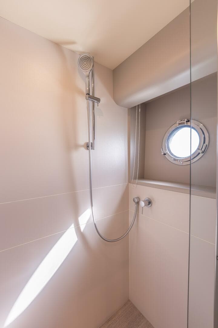 2019 Absolute 58 Fly — photo 14