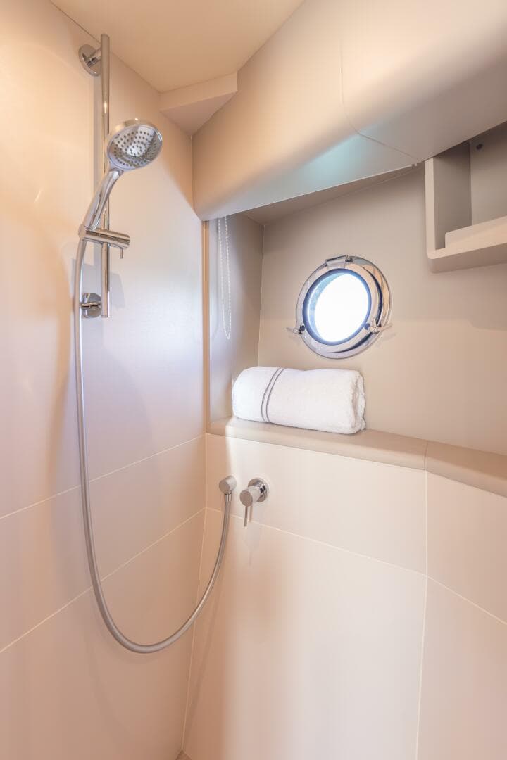 2019 Absolute 58 Fly — photo 18