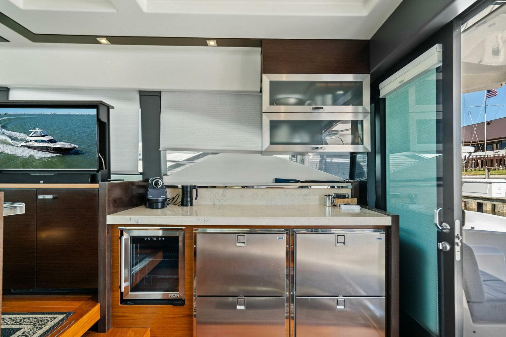 2016 Tiara Yachts 50 Flybridge — photo 11