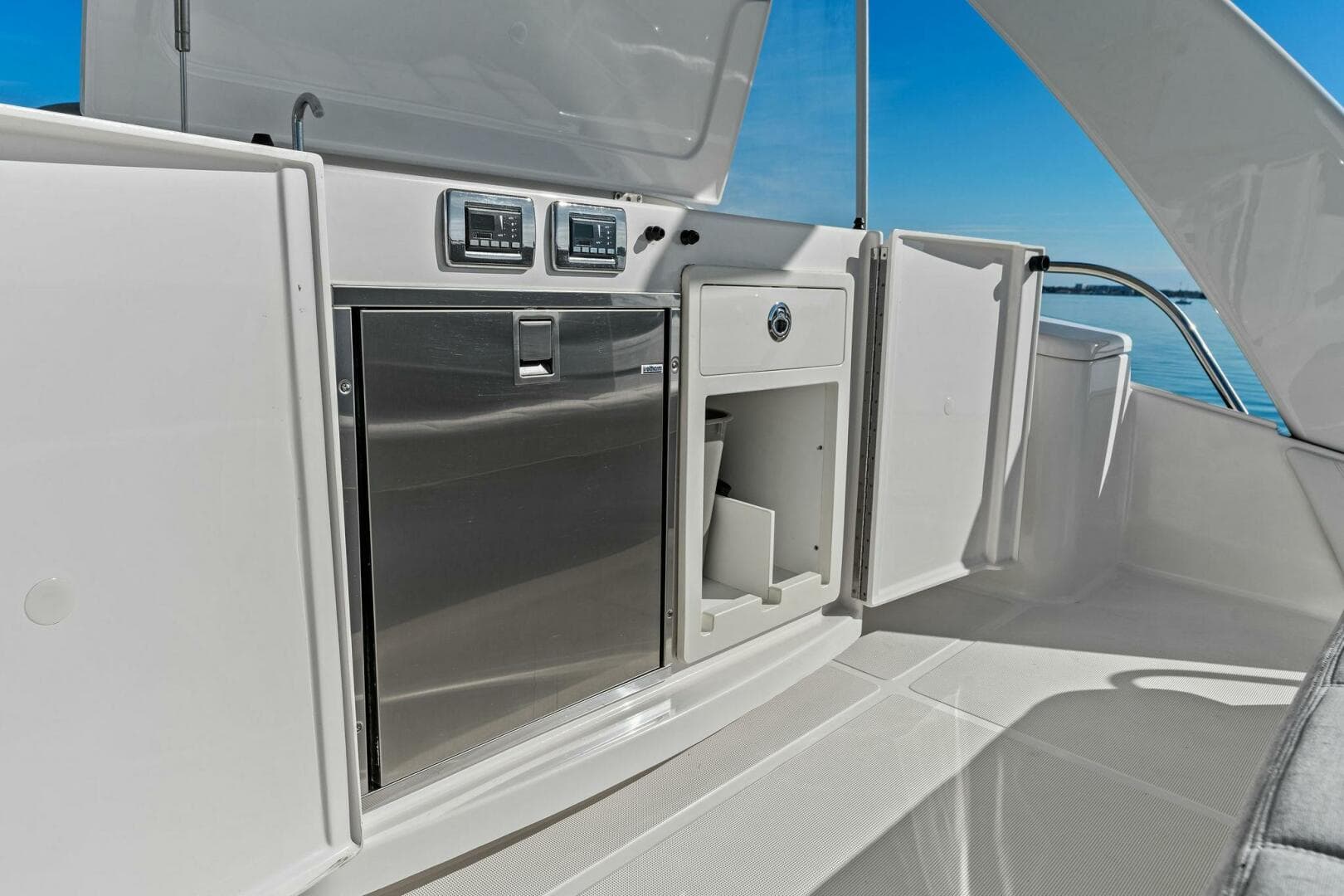 2016 Tiara Yachts 50 Flybridge — photo 49