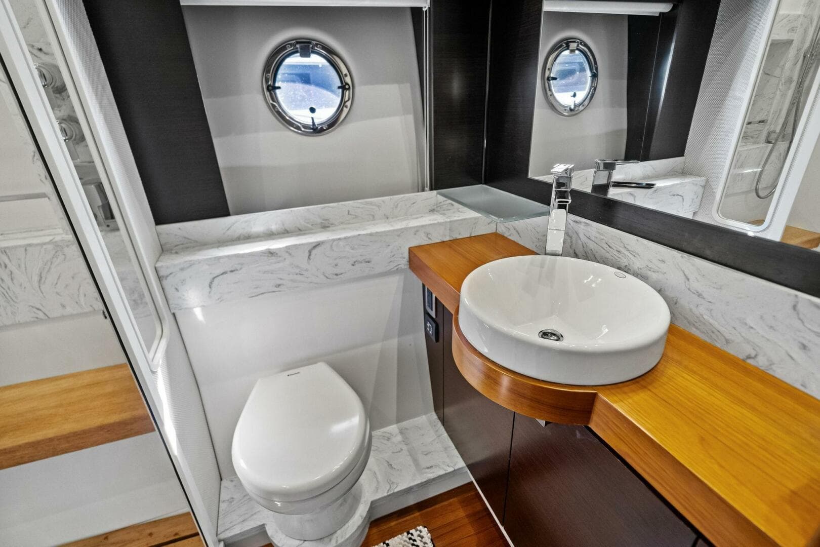 2016 Tiara Yachts 50 Flybridge — photo 28