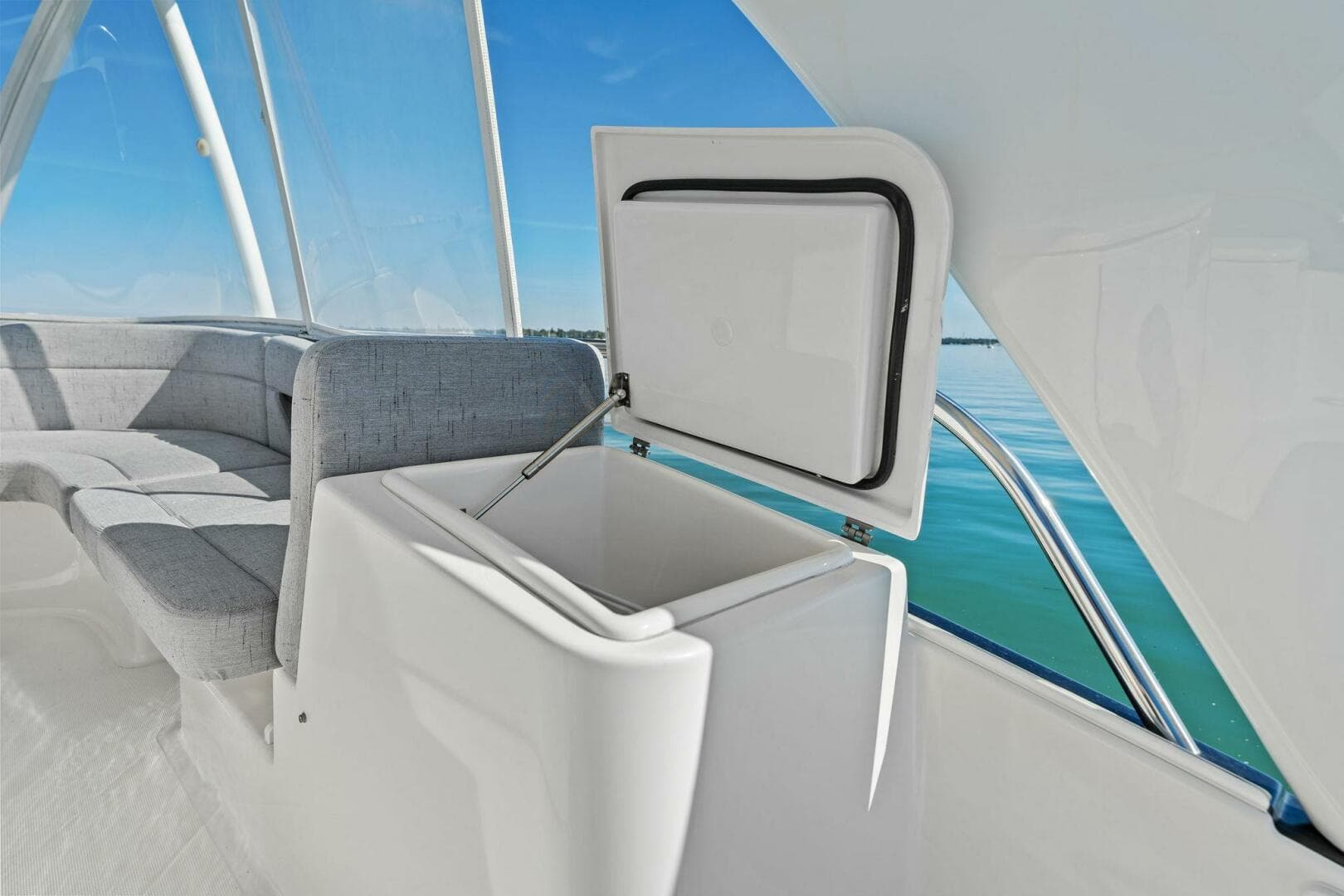 2016 Tiara Yachts 50 Flybridge — photo 50