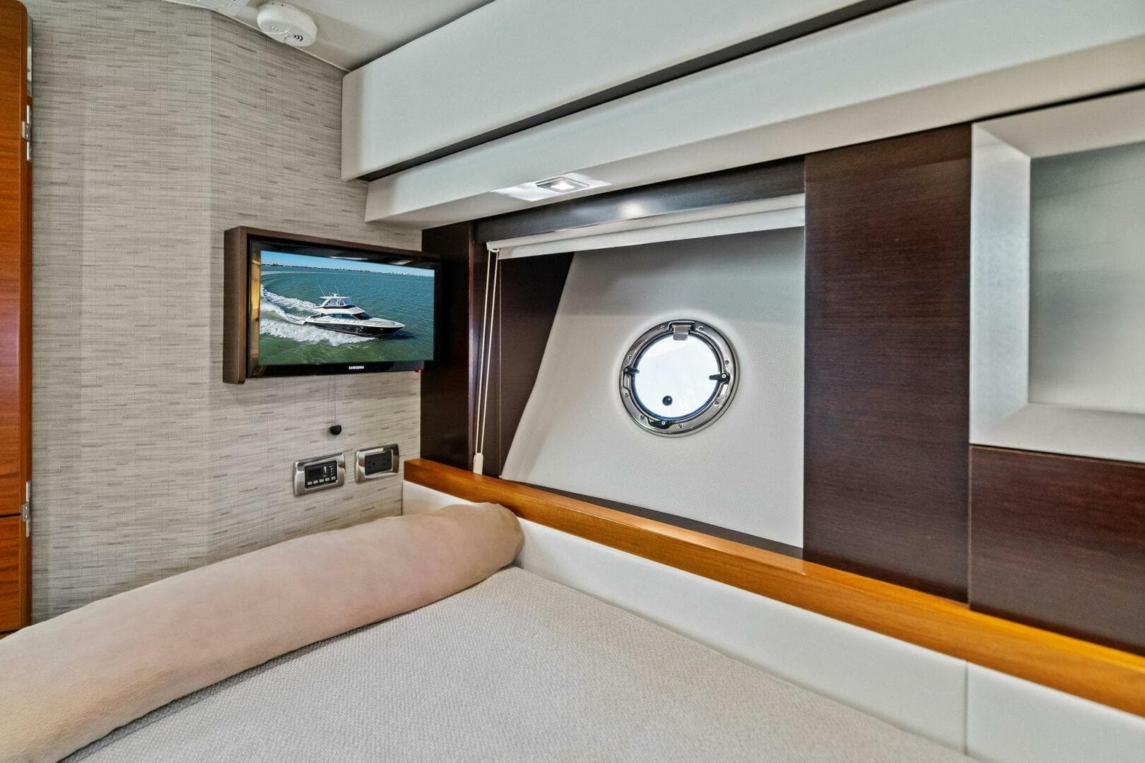 2016 Tiara Yachts 50 Flybridge — photo 20