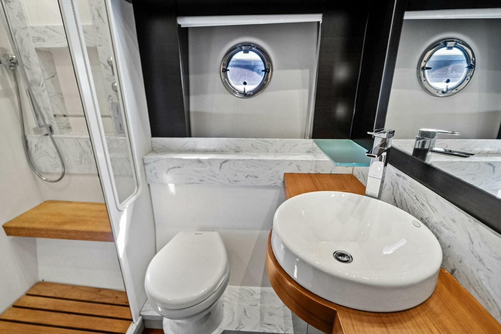 2016 Tiara Yachts 50 Flybridge — photo 29