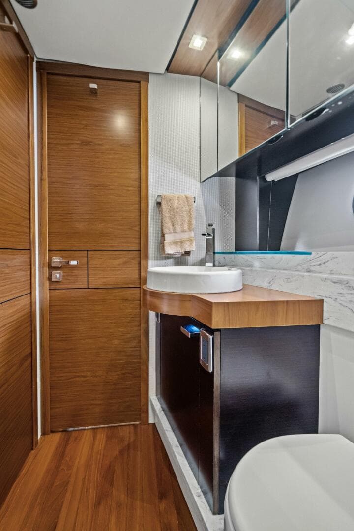 2016 Tiara Yachts 50 Flybridge — photo 27