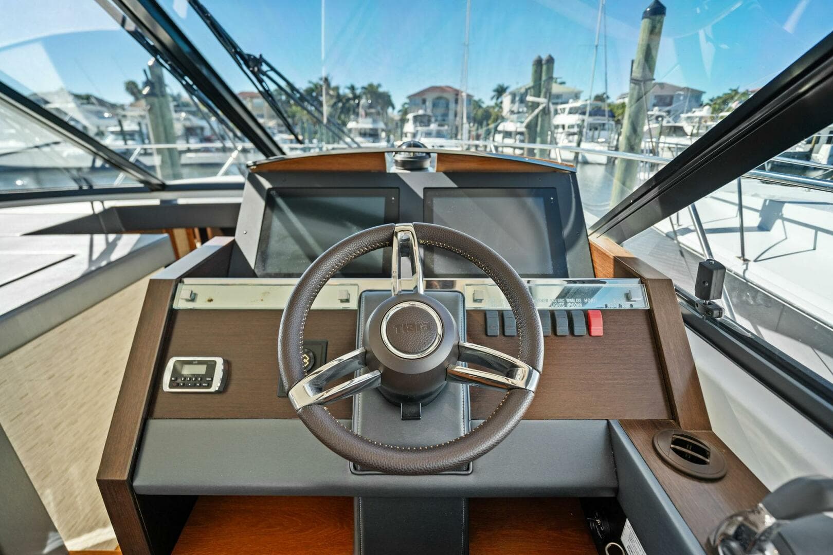 2016 Tiara Yachts 50 Flybridge — photo 2