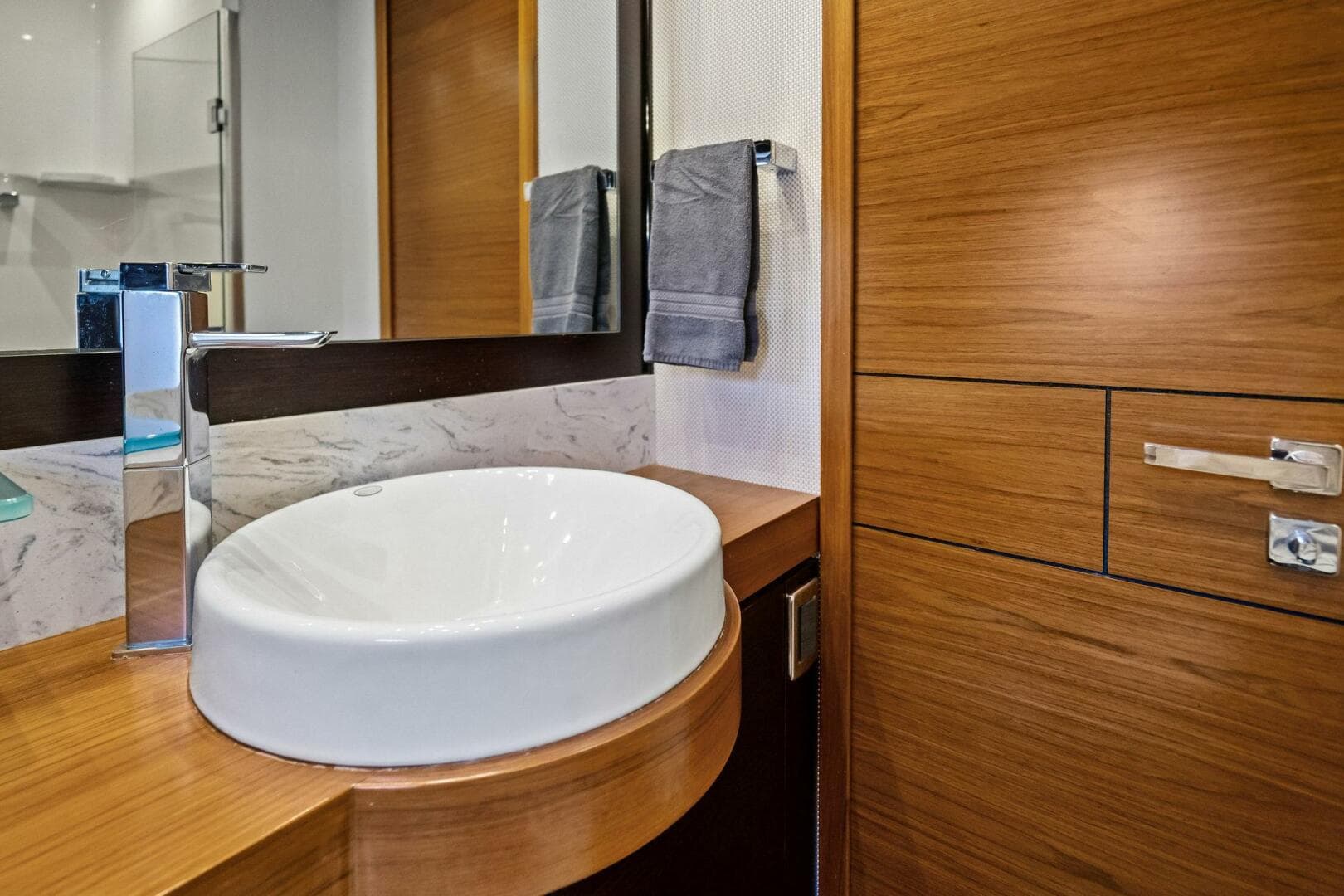 2016 Tiara Yachts 50 Flybridge — photo 26