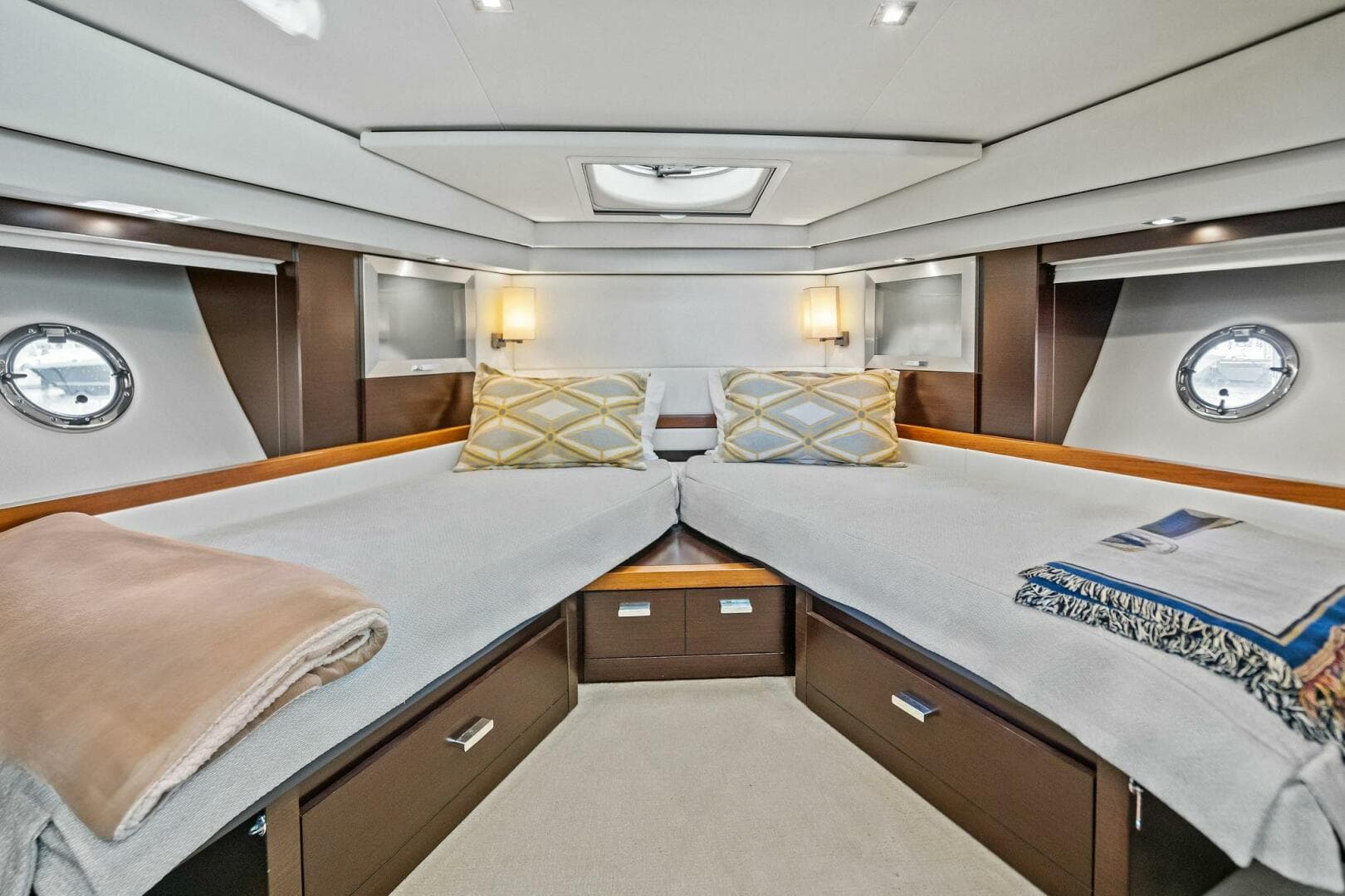 2016 Tiara Yachts 50 Flybridge — photo 17