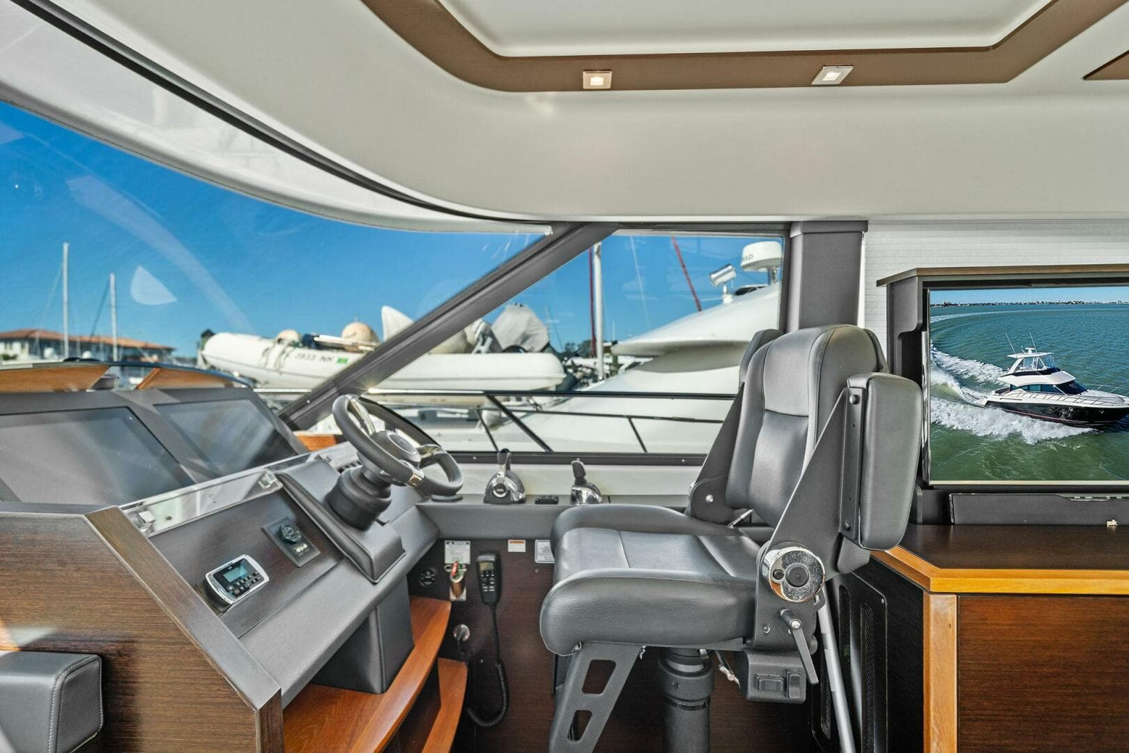 2016 Tiara Yachts 50 Flybridge — photo 7