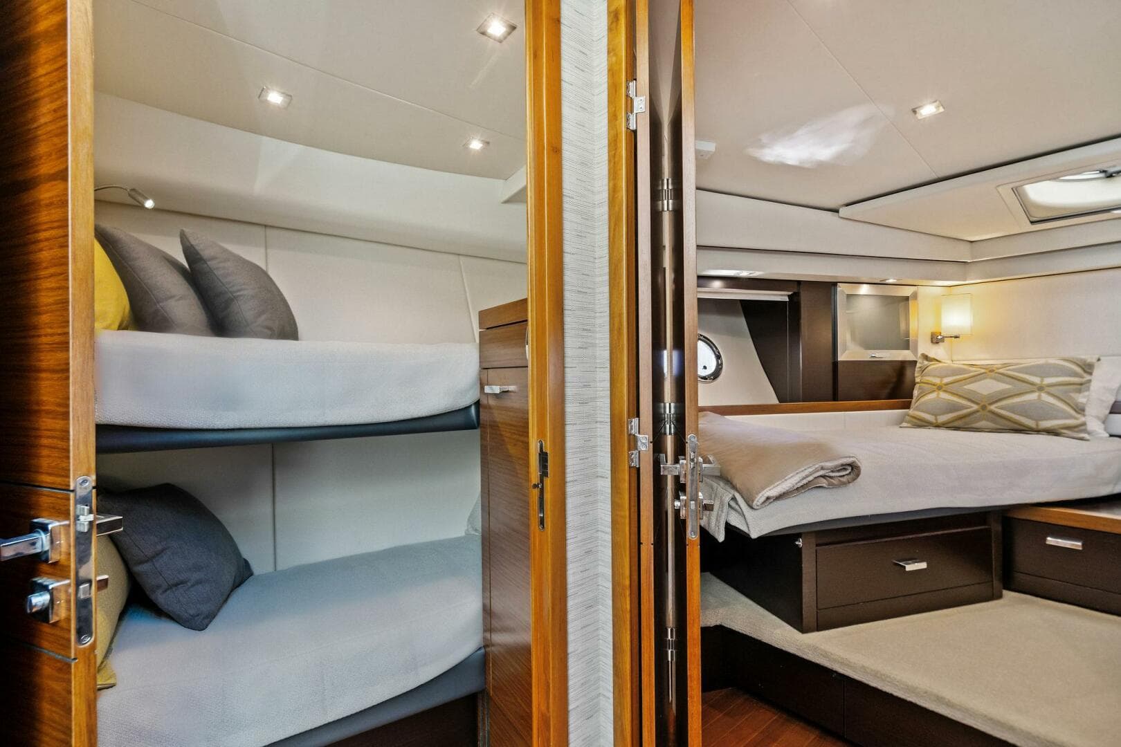 2016 Tiara Yachts 50 Flybridge — photo 21