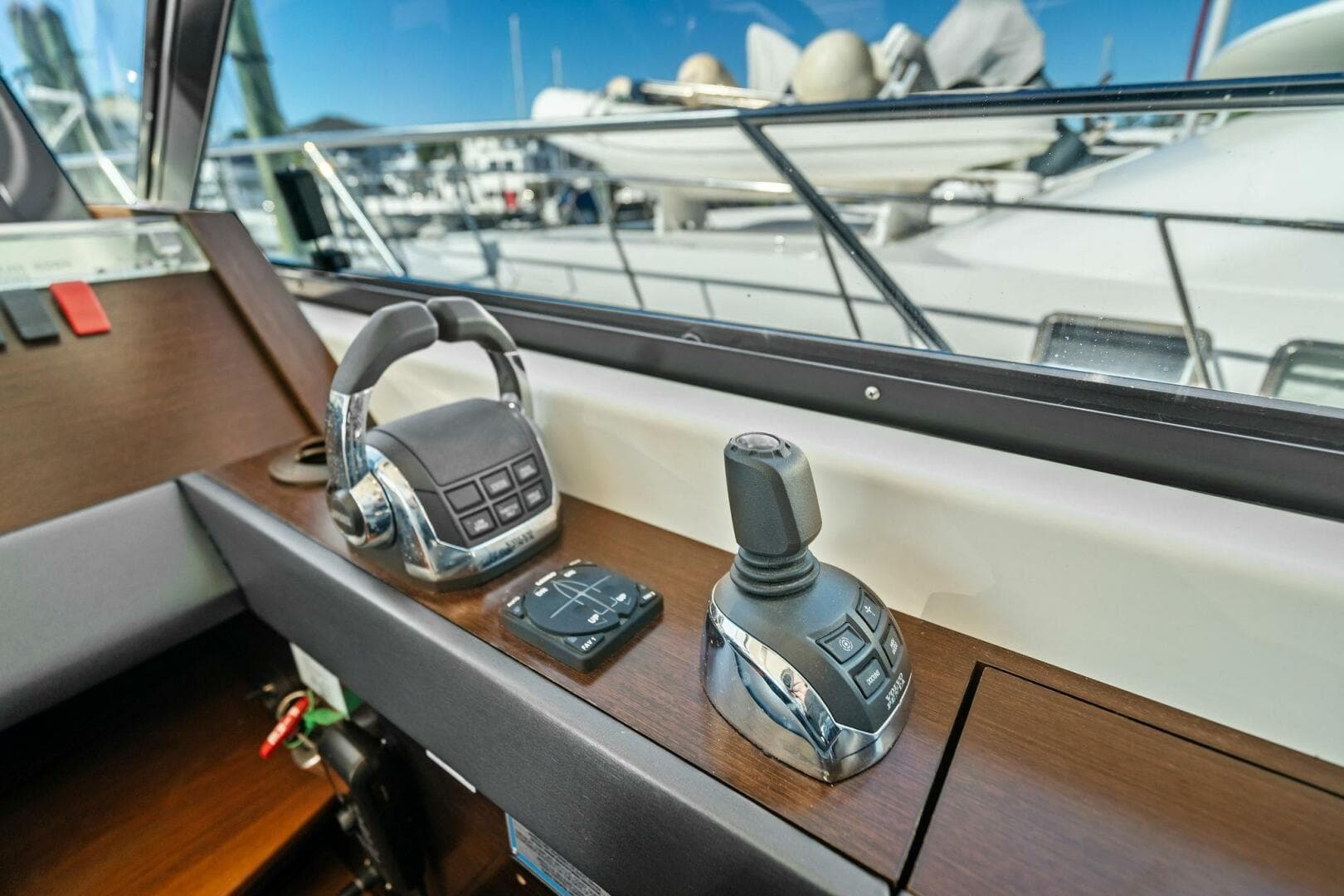 2016 Tiara Yachts 50 Flybridge — photo 9