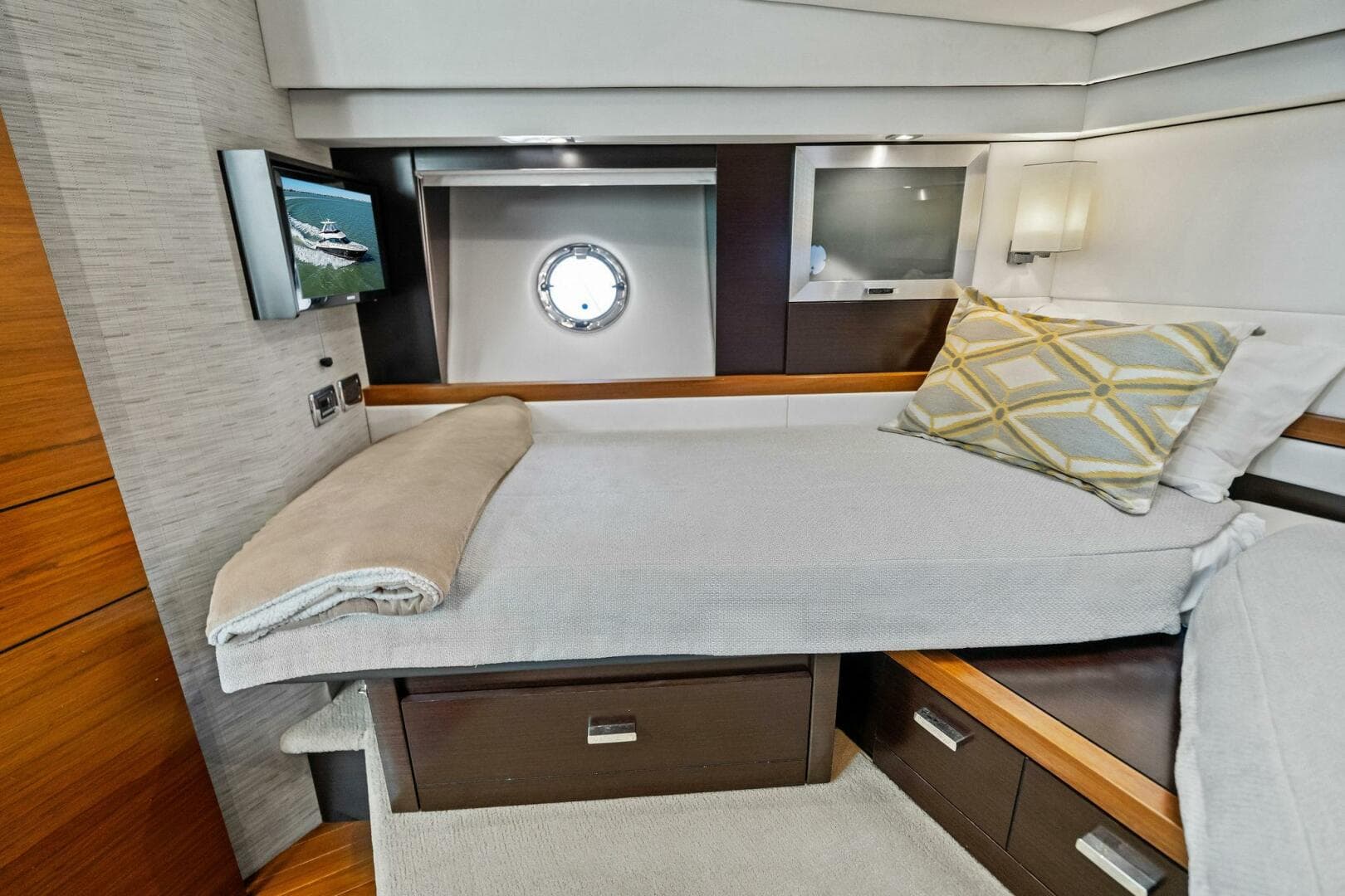 2016 Tiara Yachts 50 Flybridge — photo 19