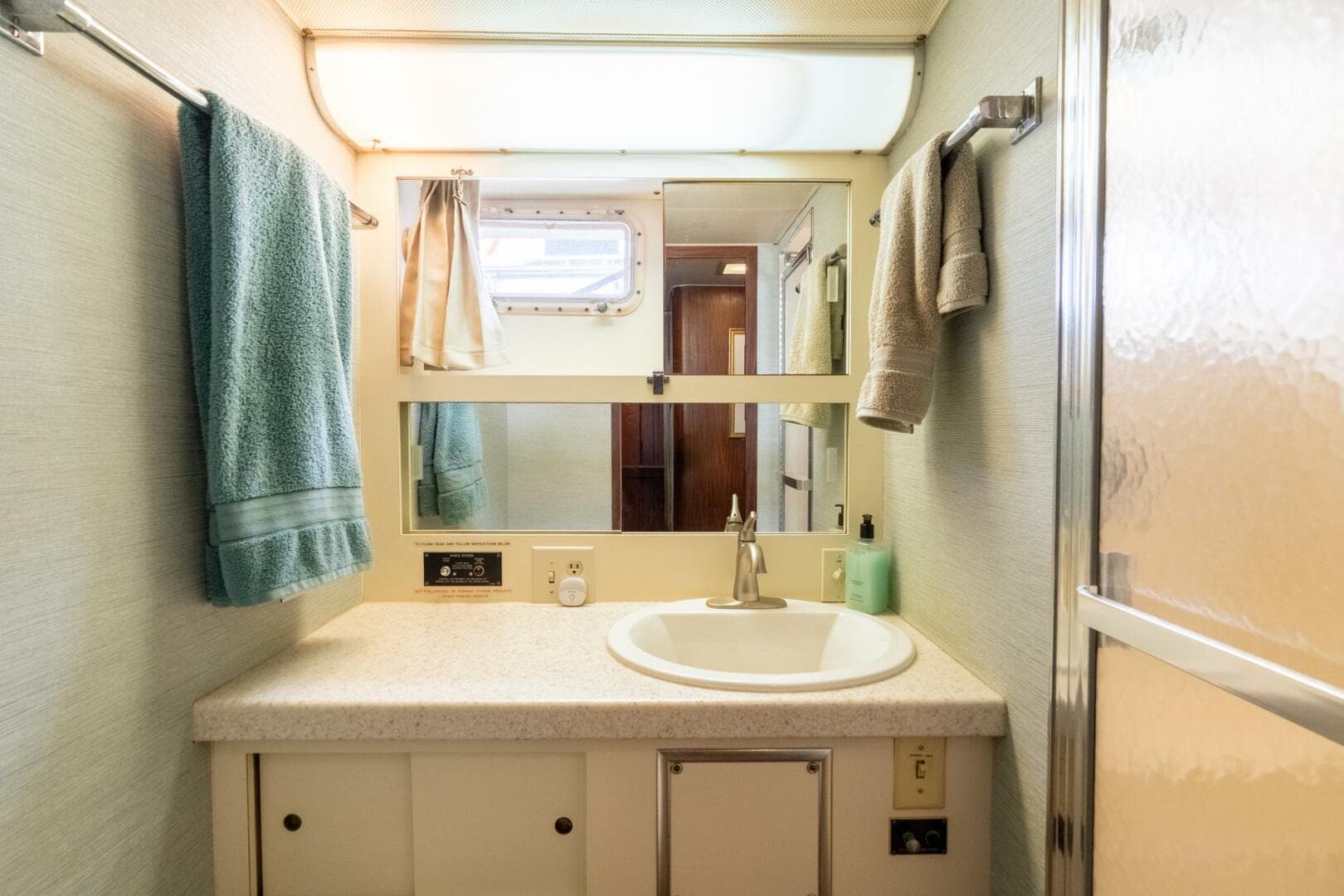 1985 Hatteras 53 — photo 53