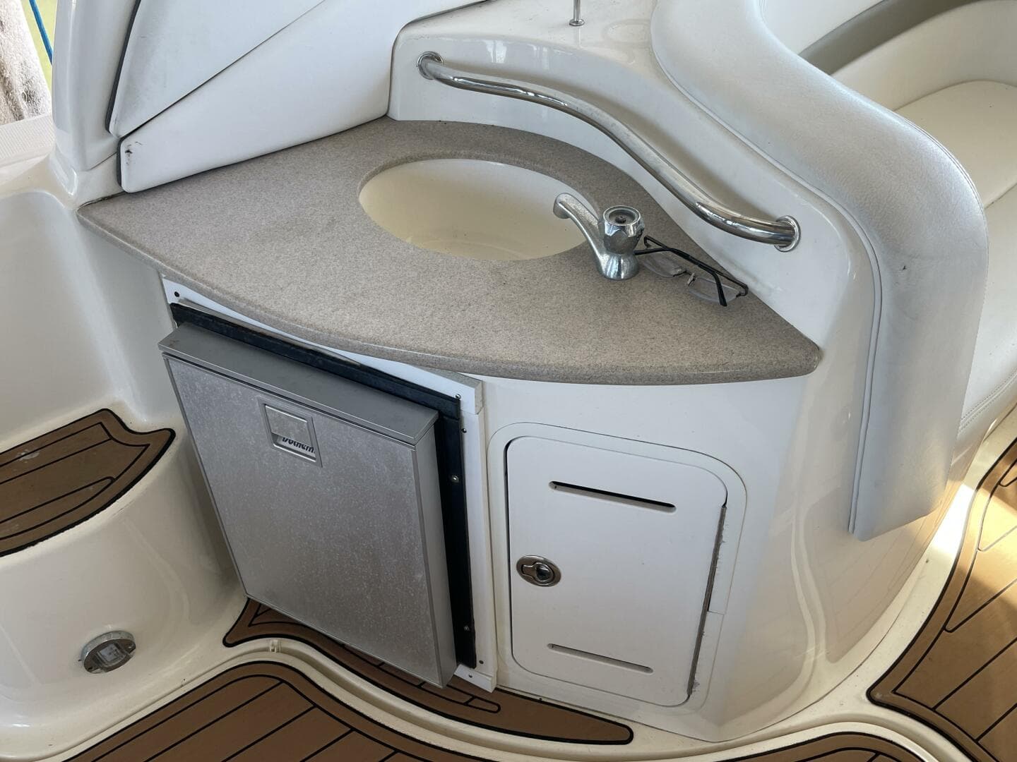 2006 Sea Ray 320 Sundancer — photo 12