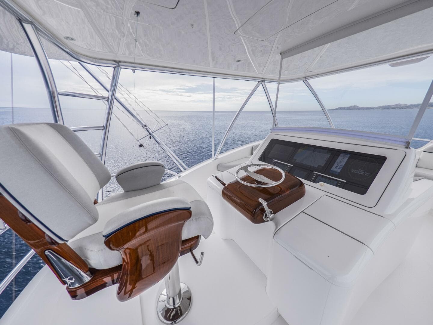 2021 Viking 92 Skybridge — photo 37