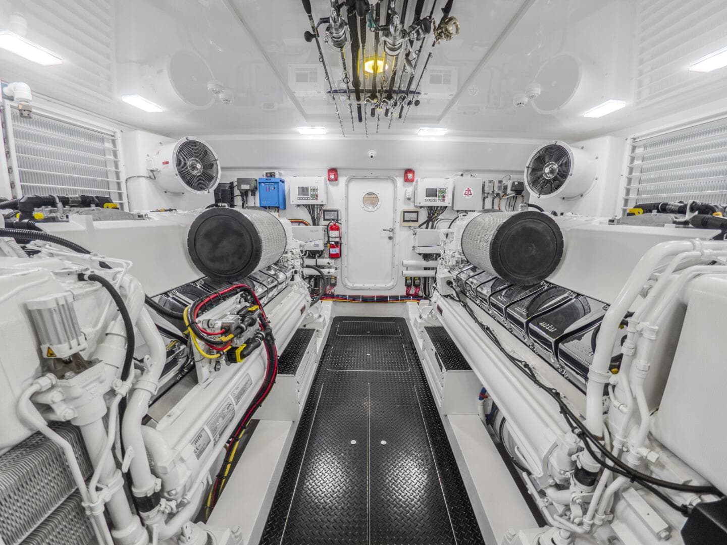 2021 Viking 92 Skybridge — photo 48