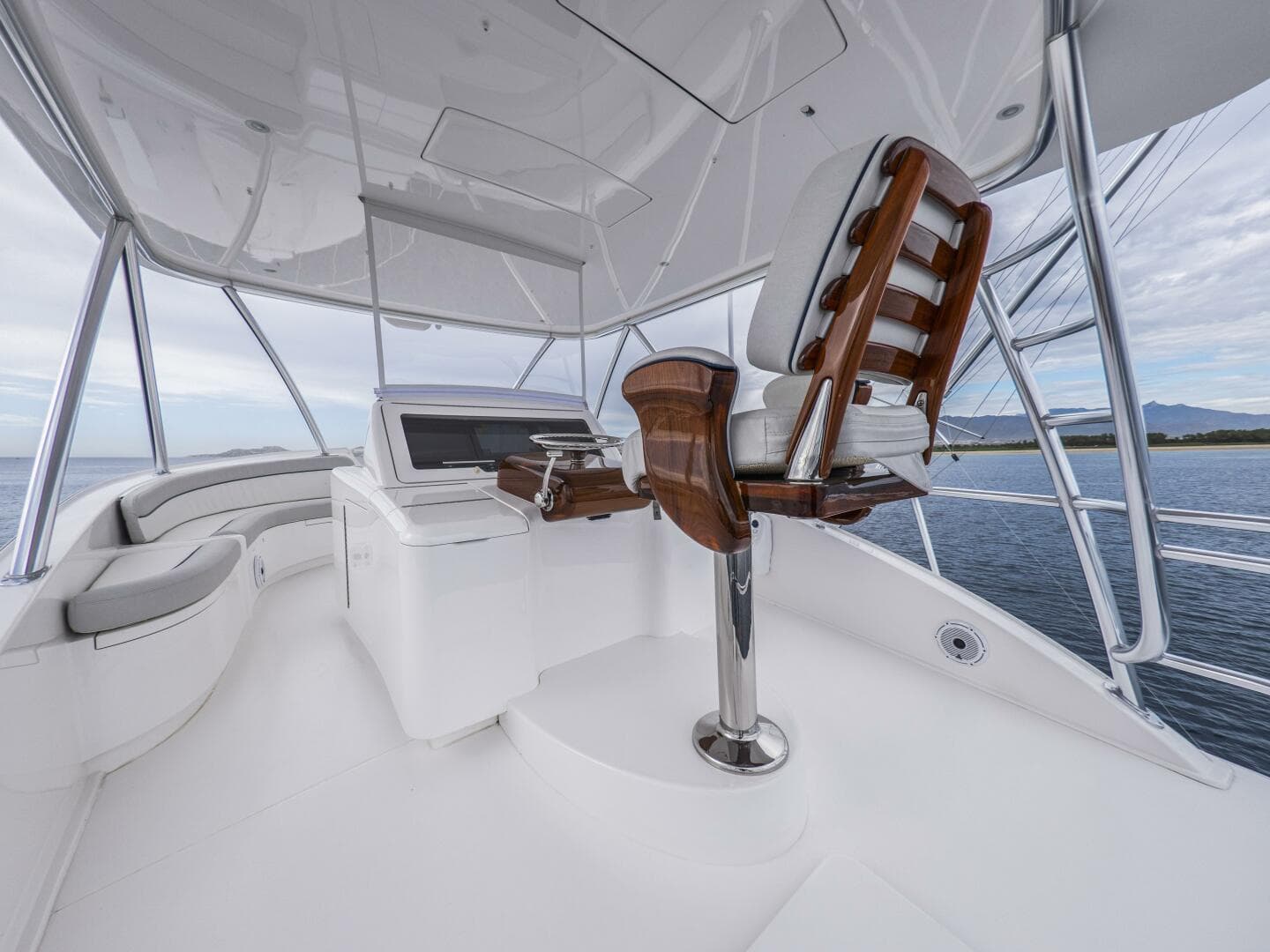 2021 Viking 92 Skybridge — photo 39