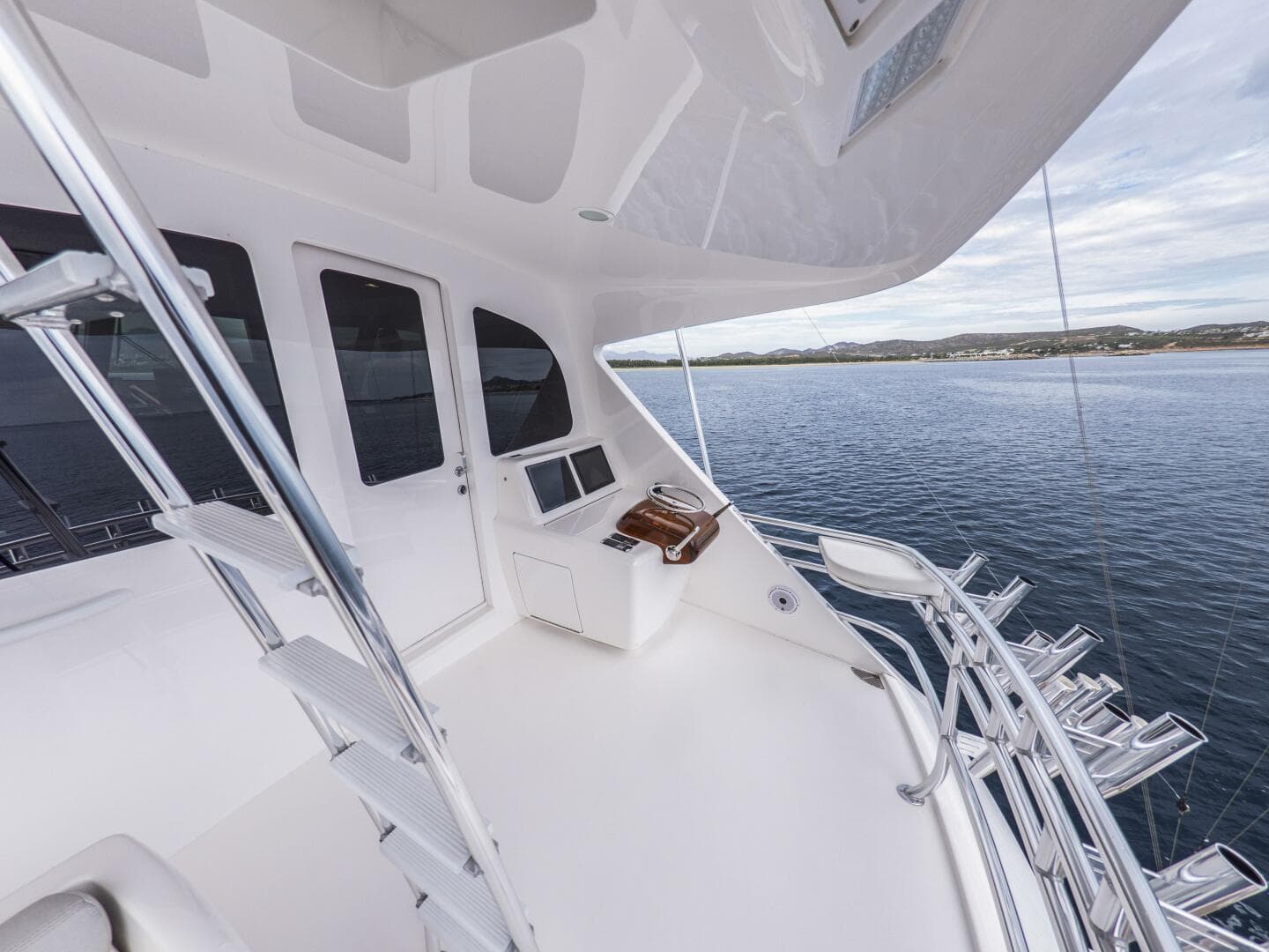 2021 Viking 92 Skybridge — photo 43