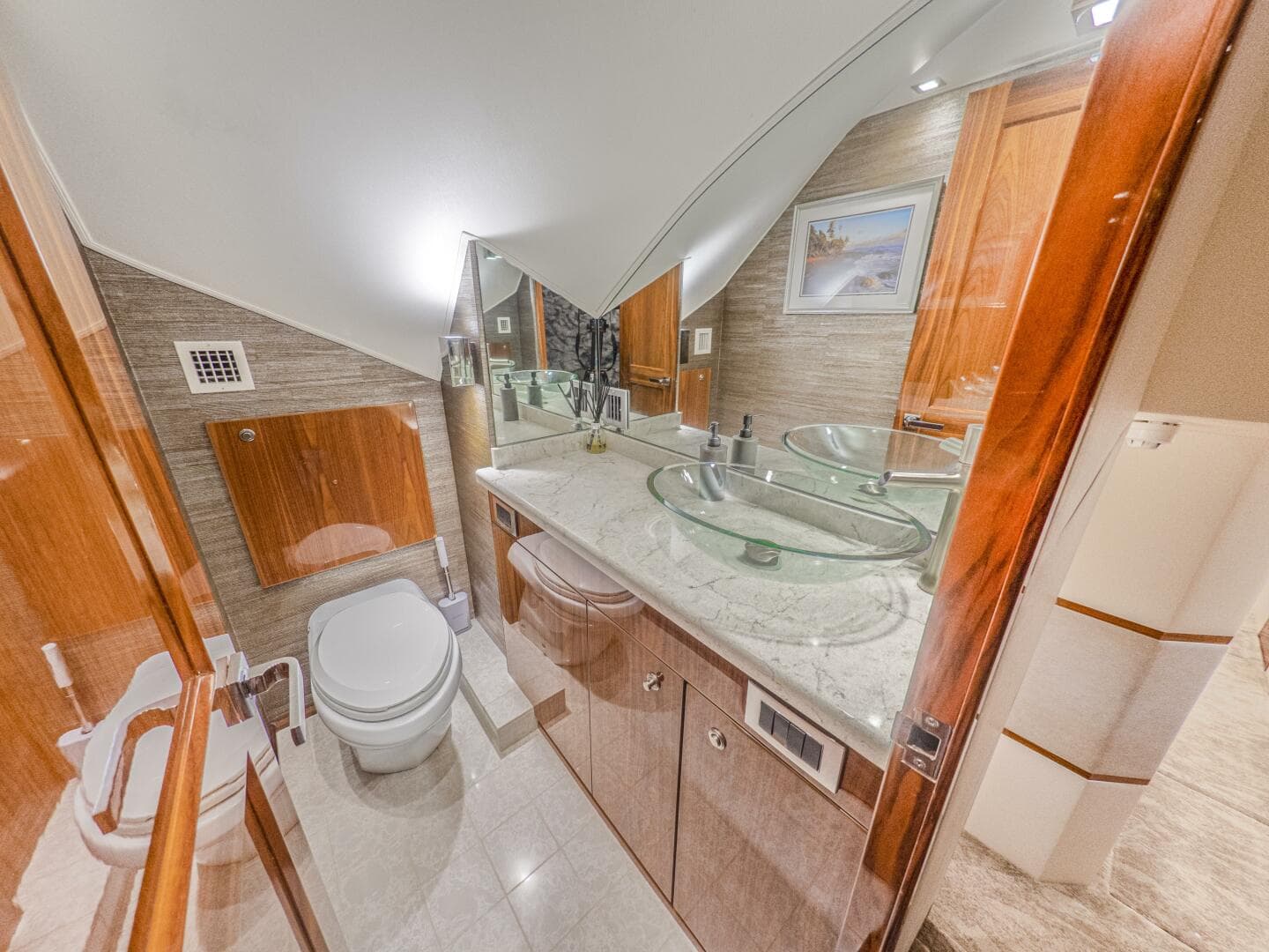 2021 Viking 92 Skybridge — photo 29