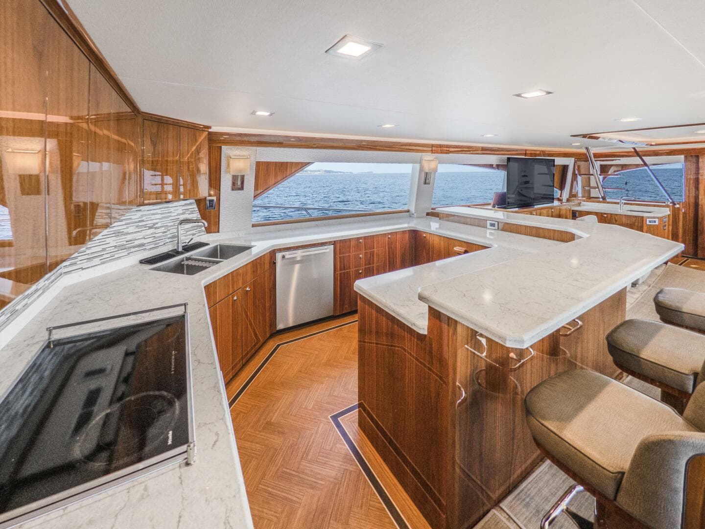 2021 Viking 92 Skybridge — photo 11