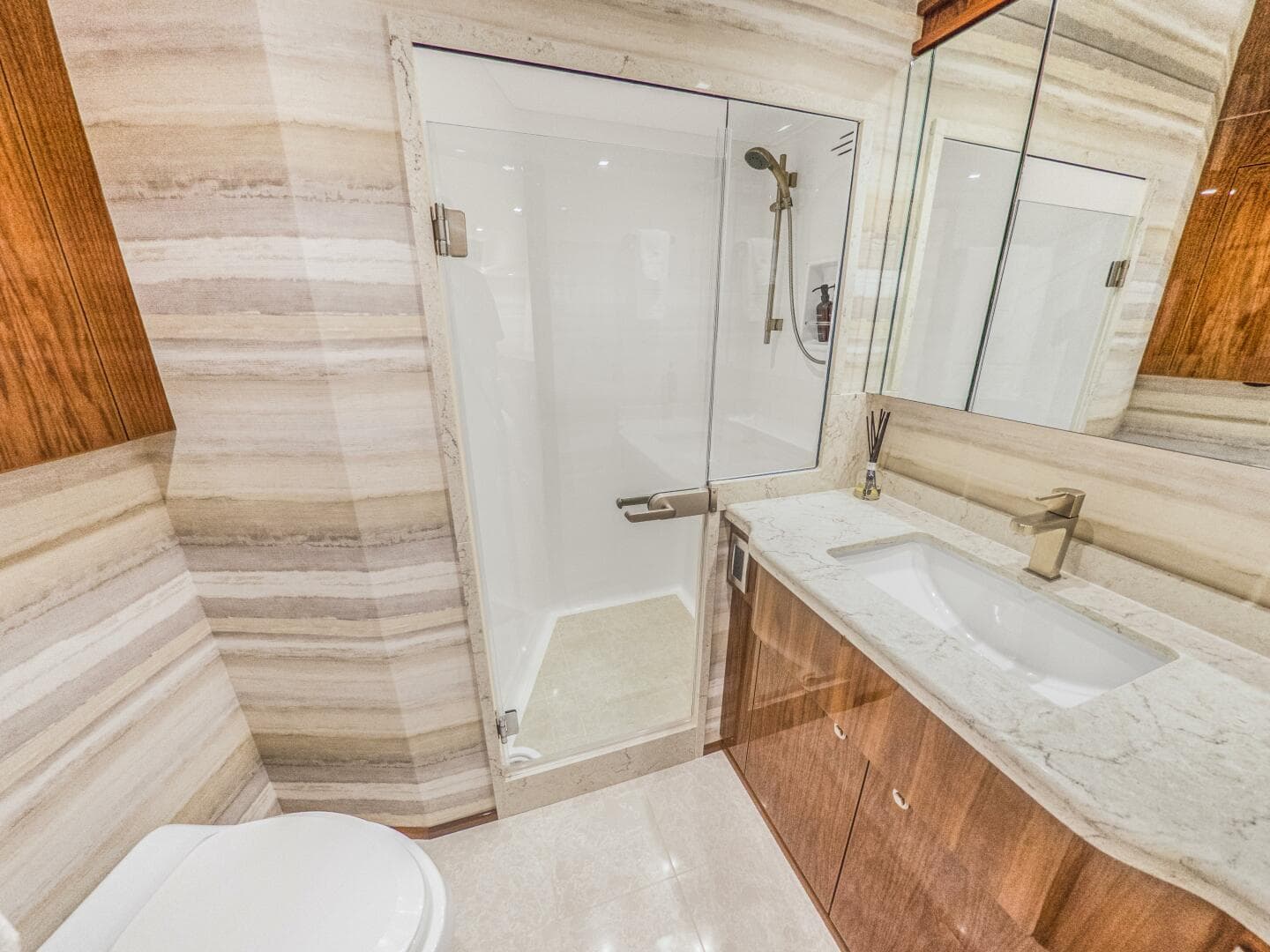 2021 Viking 92 Skybridge — photo 23