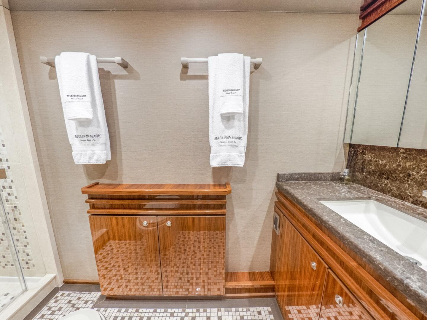 2021 Viking 92 Skybridge — photo 18