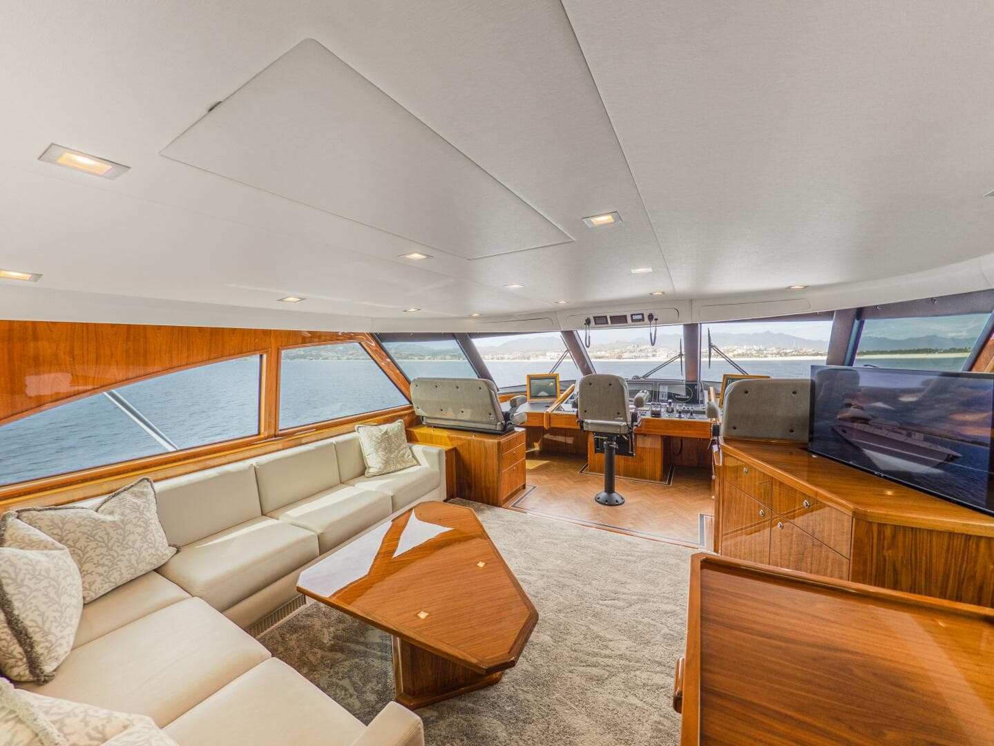 2021 Viking 92 Skybridge — photo 31