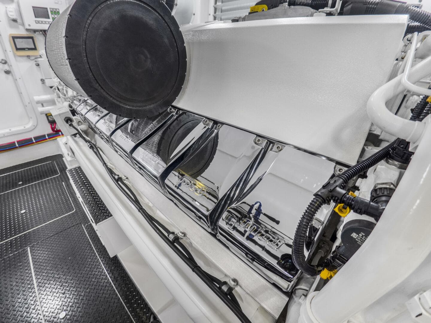 2021 Viking 92 Skybridge — photo 52