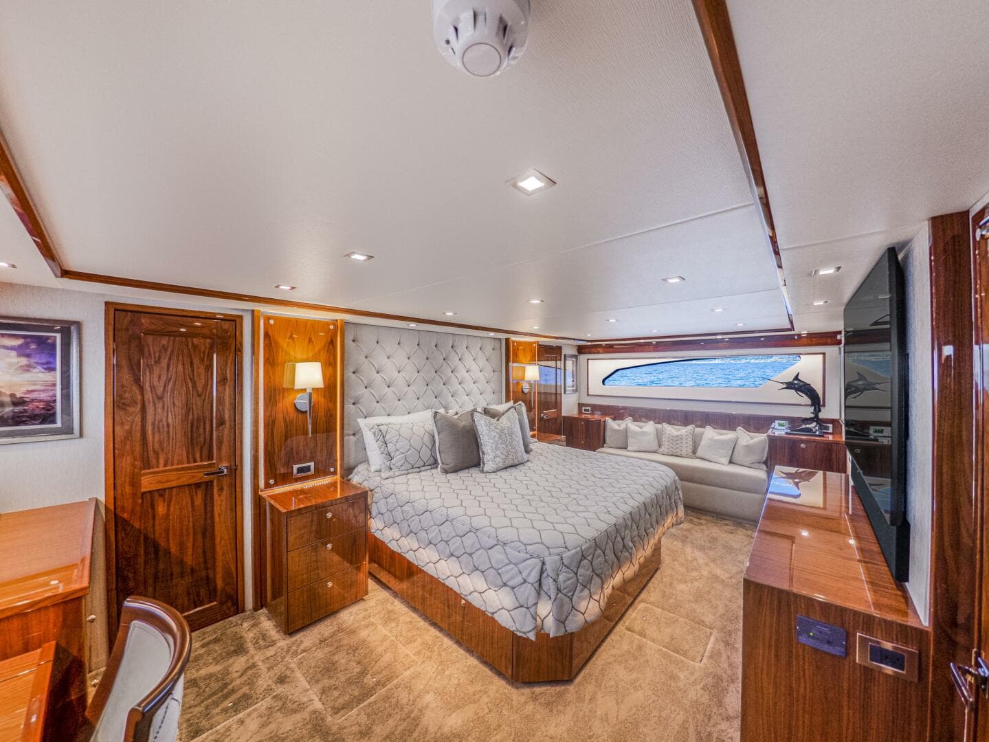 2021 Viking 92 Skybridge — photo 15