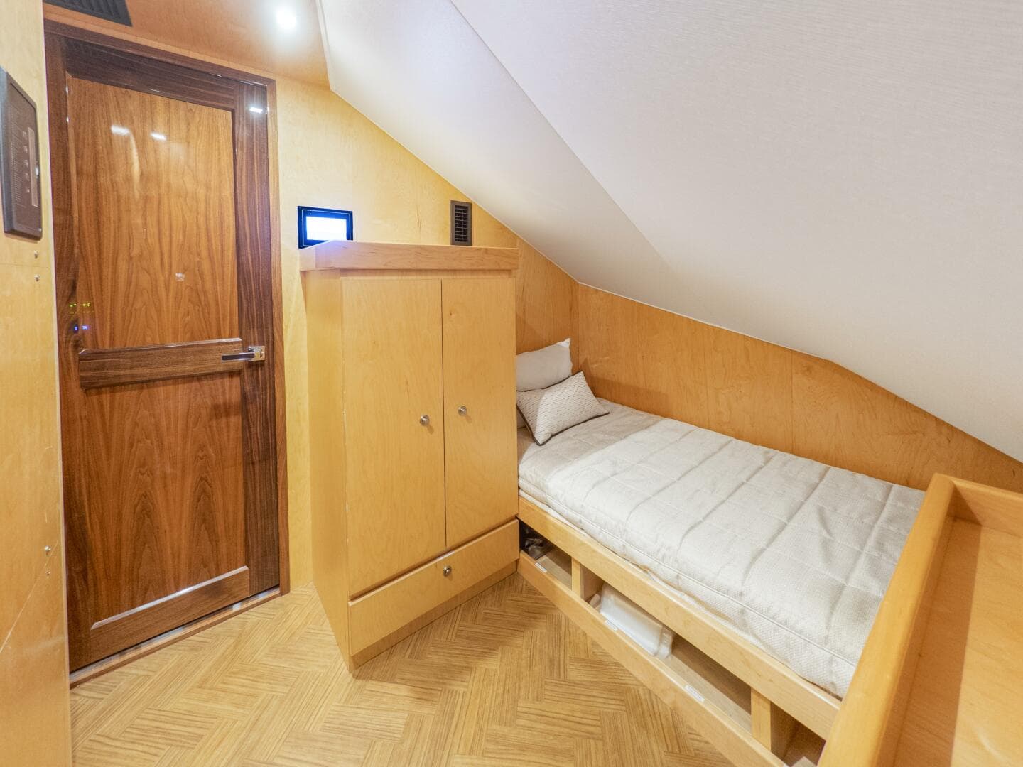 2021 Viking 92 Skybridge — photo 30