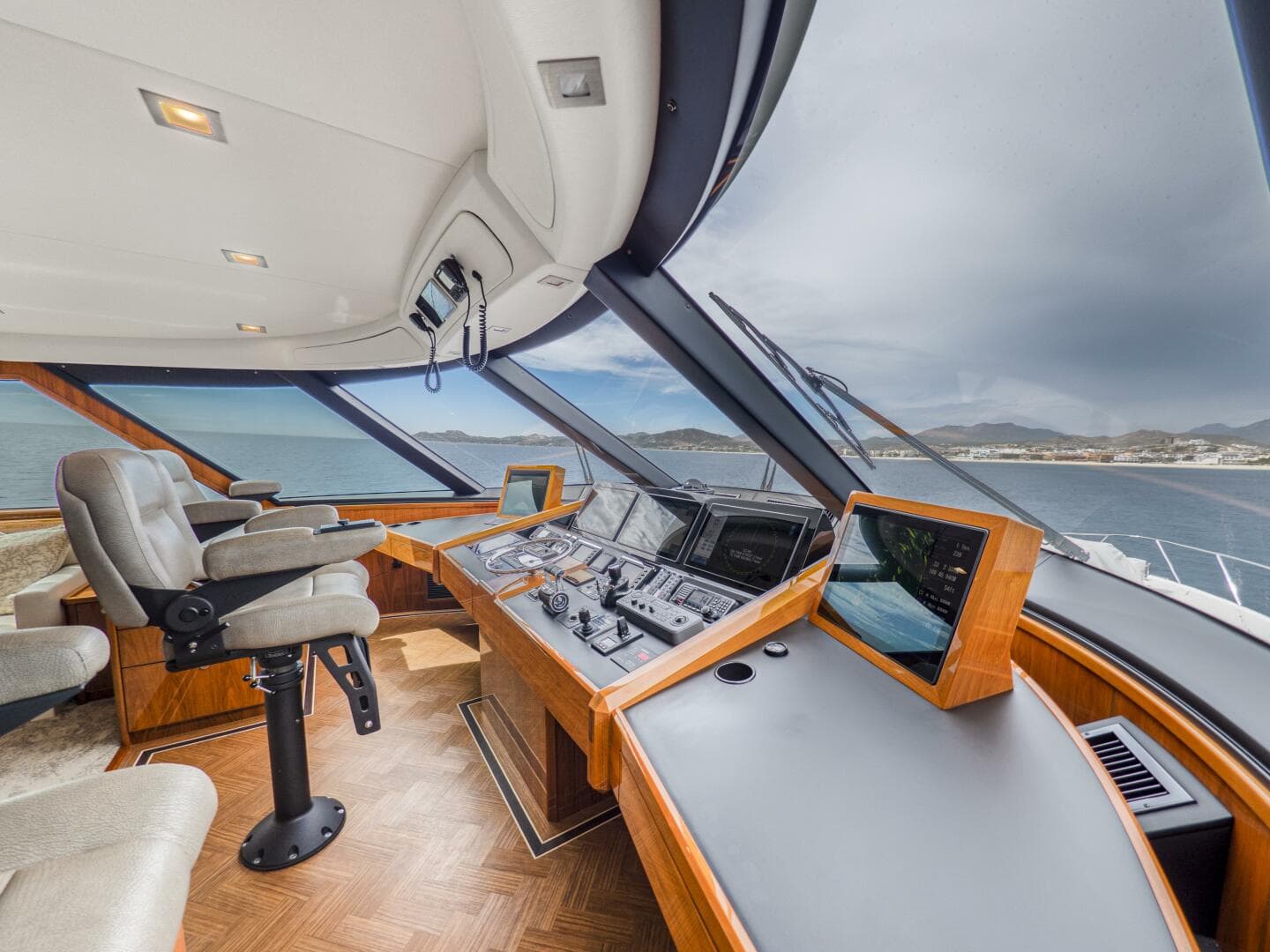 2021 Viking 92 Skybridge — photo 32