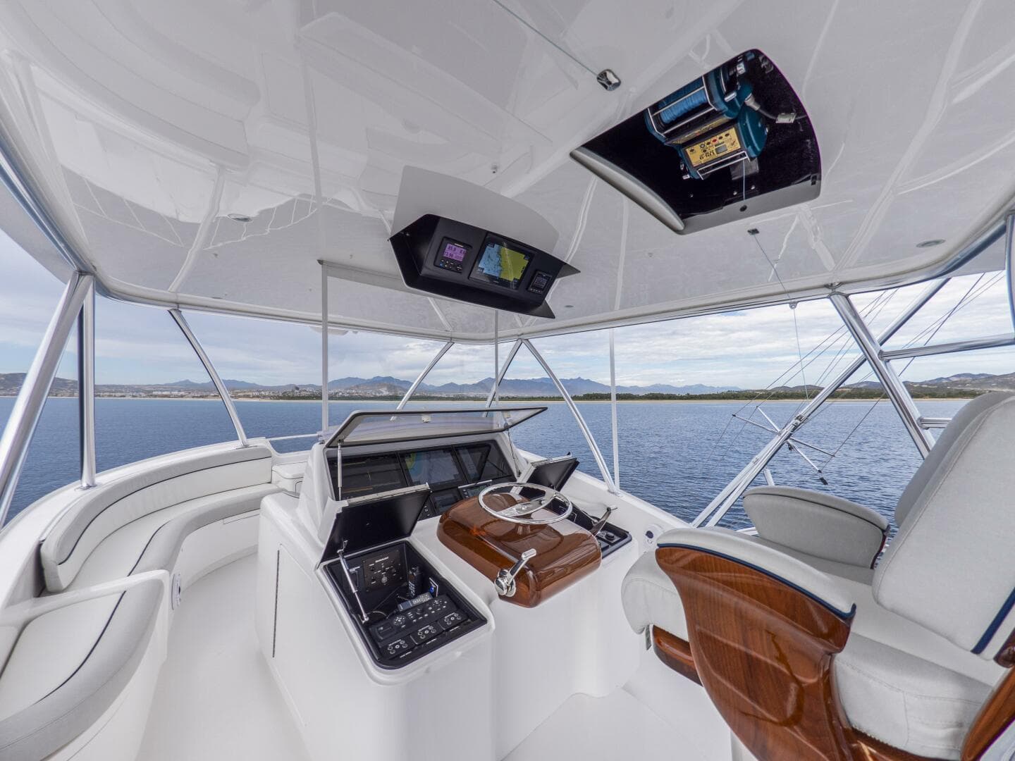 2021 Viking 92 Skybridge — photo 38