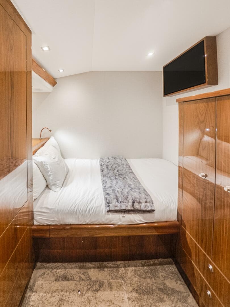 2021 Viking 92 Skybridge — photo 19