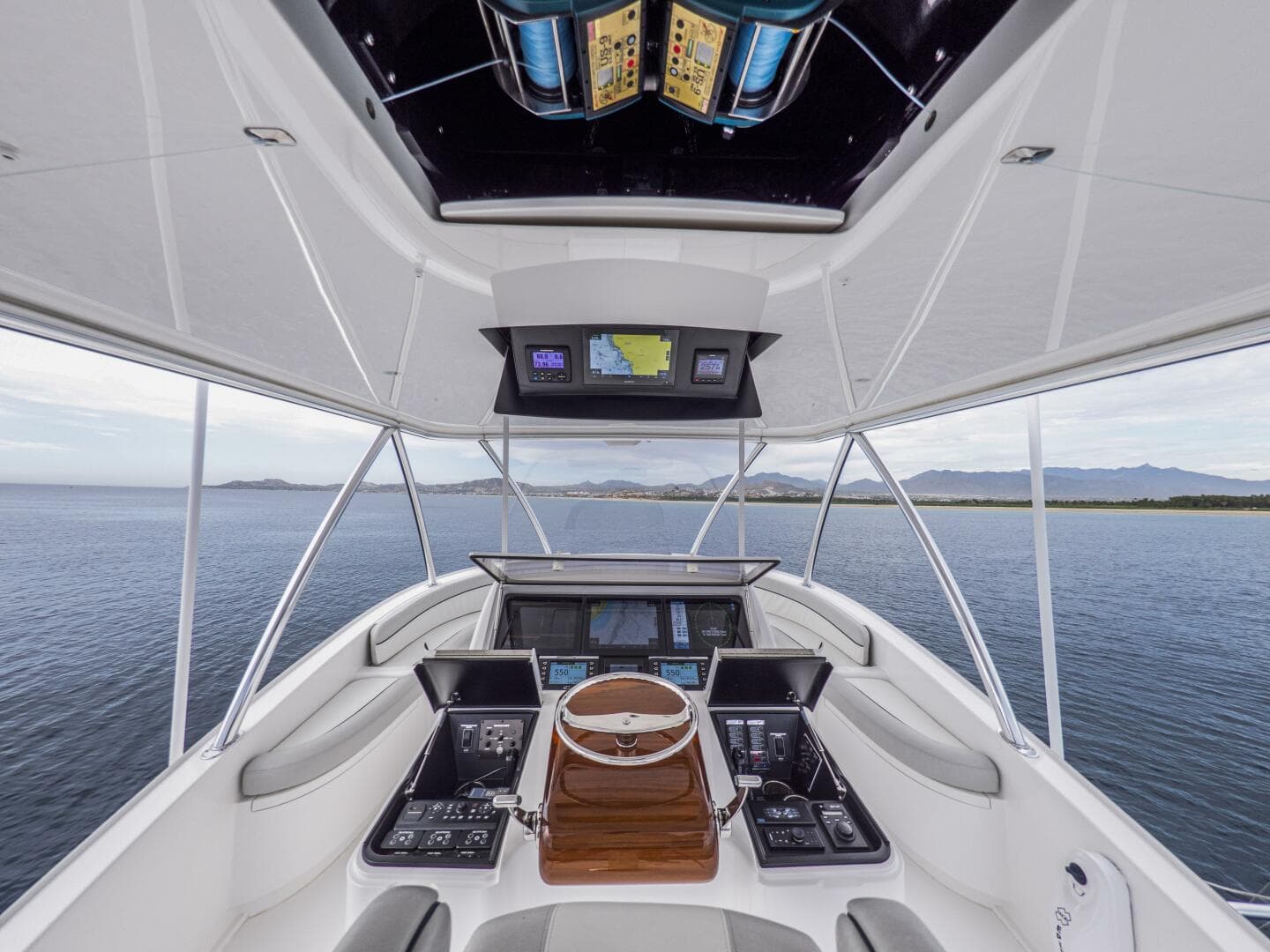 2021 Viking 92 Skybridge — photo 36