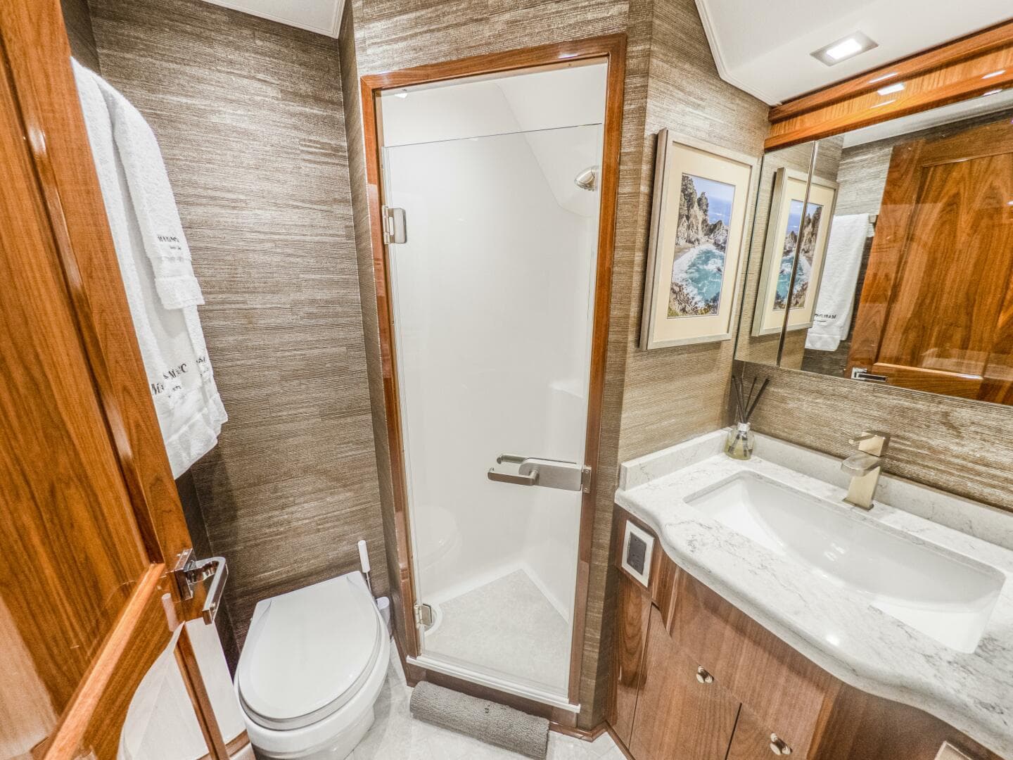 2021 Viking 92 Skybridge — photo 20