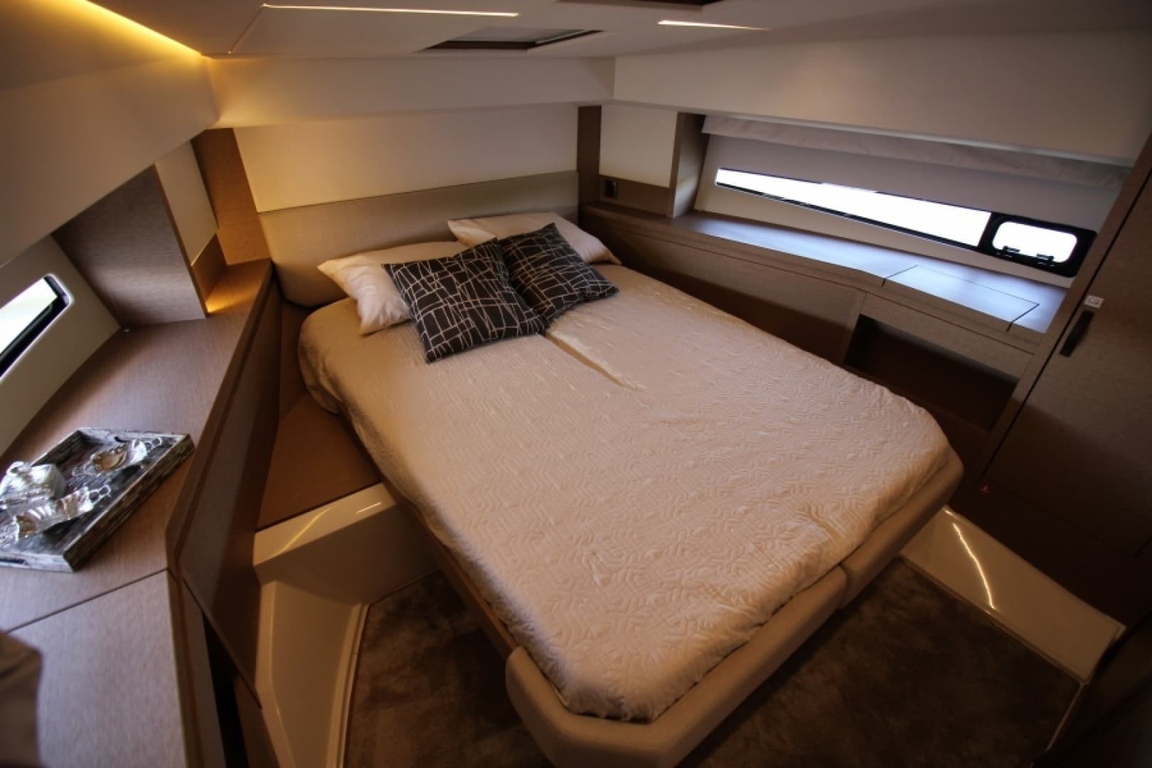 2018 Prestige 460 — photo 23