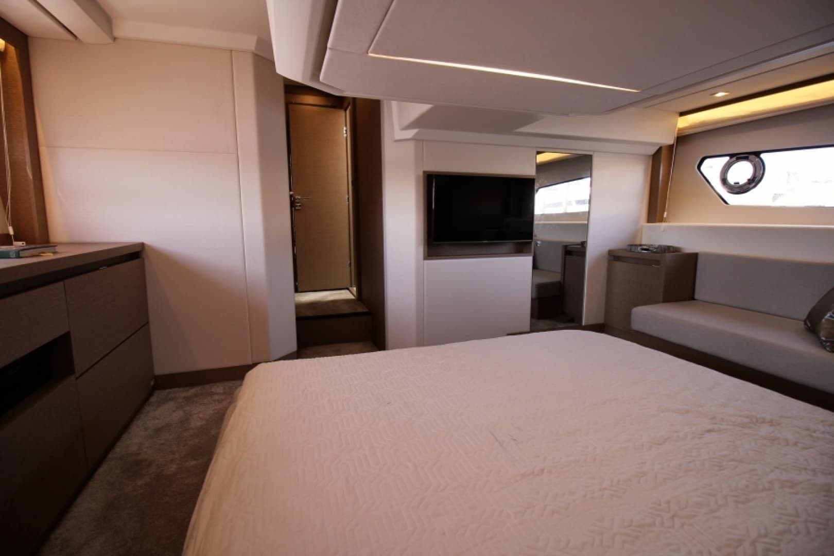 2018 Prestige 460 — photo 20