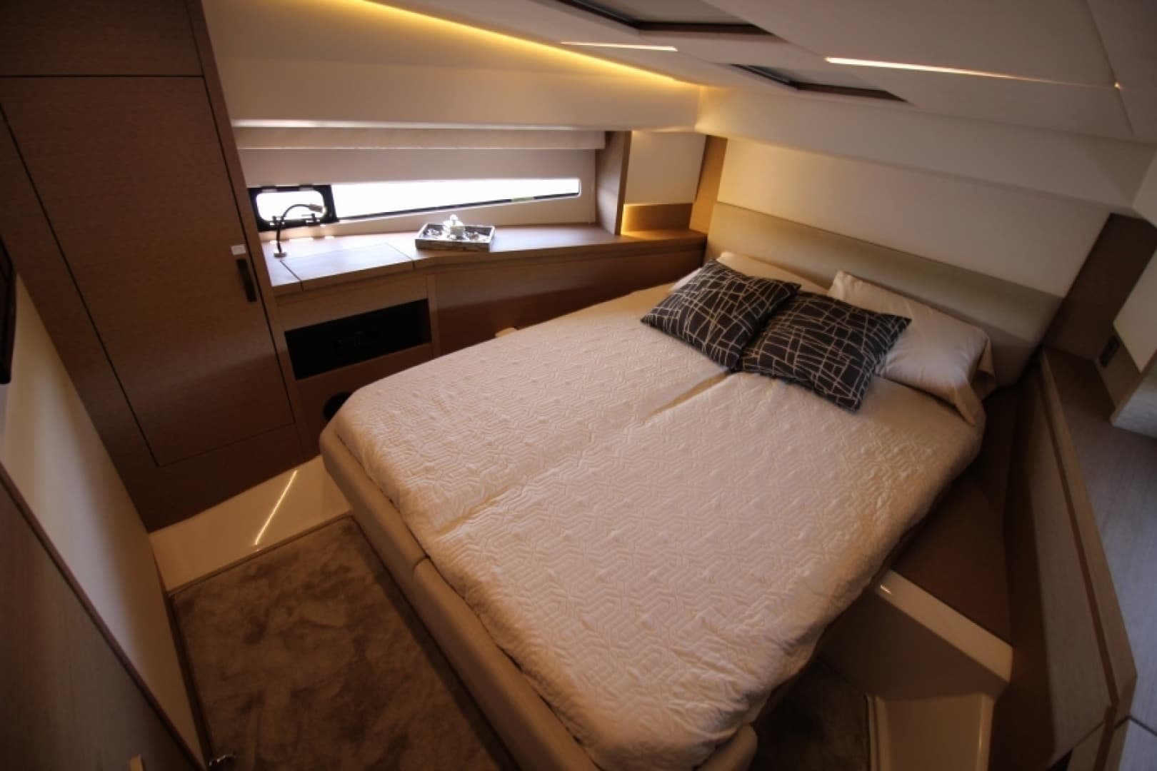 2018 Prestige 460 — photo 25